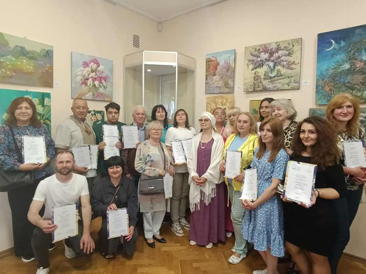 “Lilacs and Tulips”: a floral vernissage that combined artists, emotions and a charitable mission