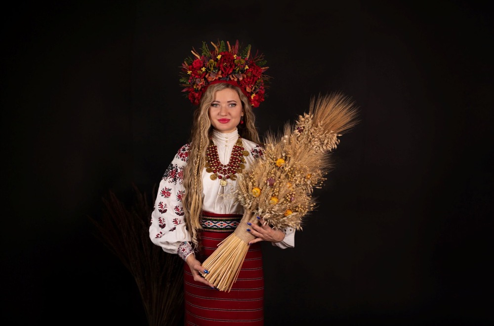 Військова співачка Охтирчанка представила сучасну версію пісні «Ой на горі та й женці жнуть» до Дня Вишиванки